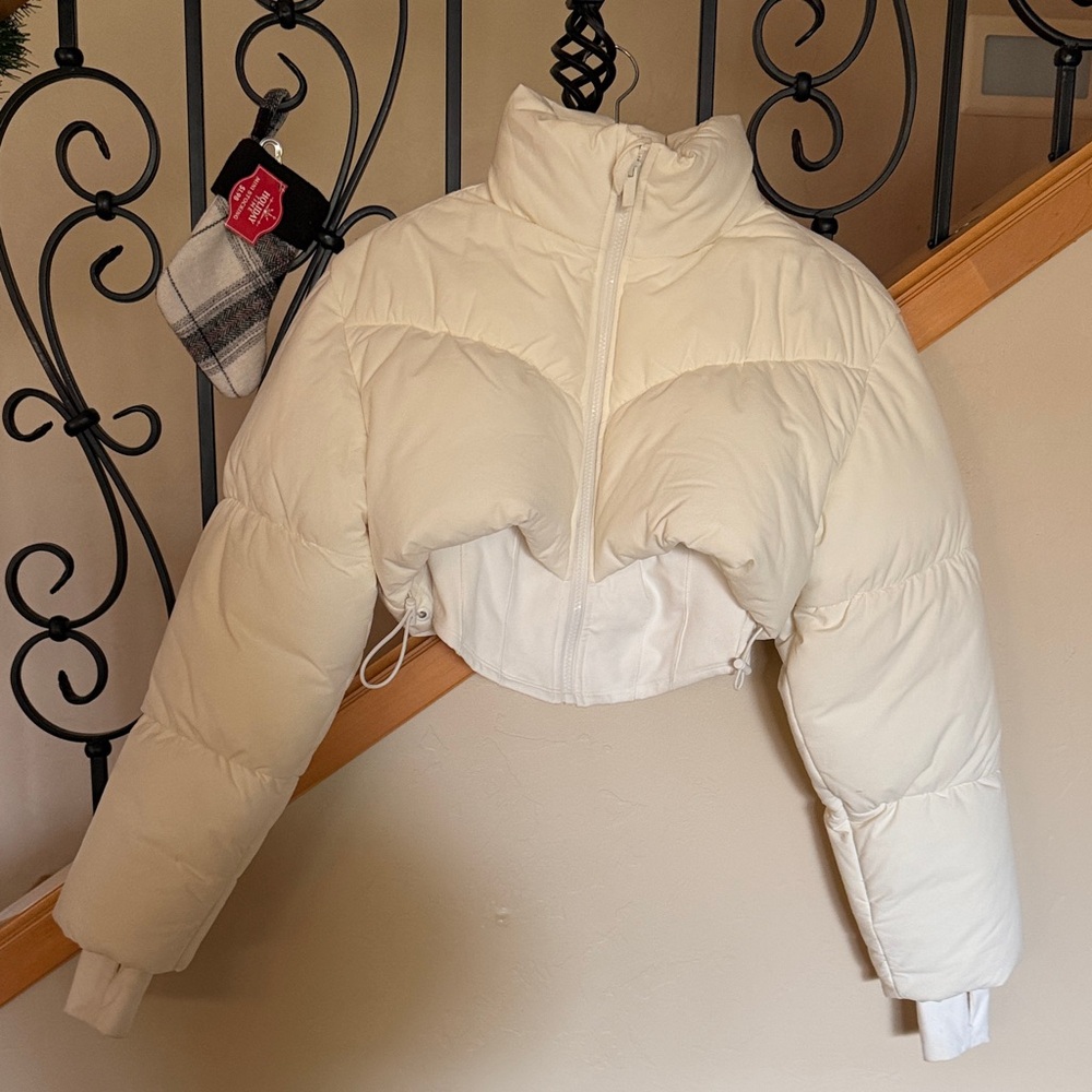 Alo Main Act Corset Puffer Jacket - Picture 6 of 8